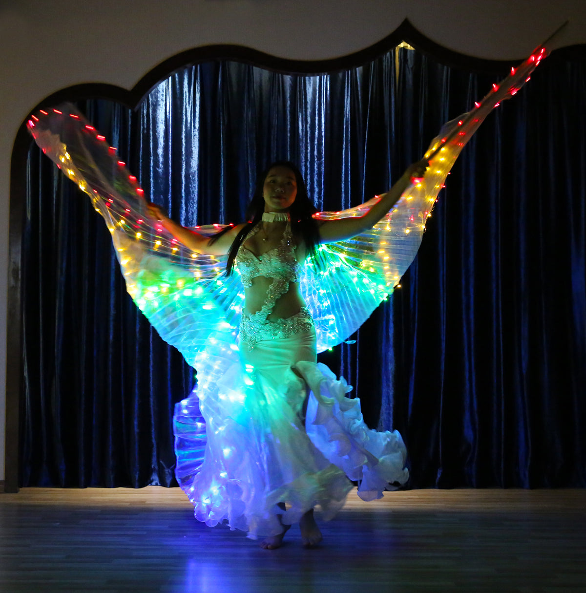 2022 Nouveautés LED Isis Wing 8 pétales - Danse du ventre Illuminer l'aile Carnaval Halloween Party Club Wear avec des bâtons télescopiques